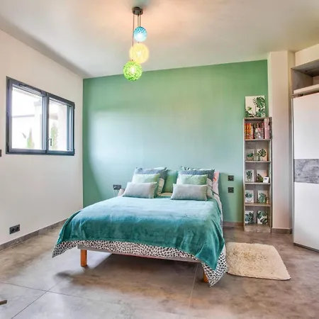 Howard — Jacuzzi, Tranquility & Parking 4*