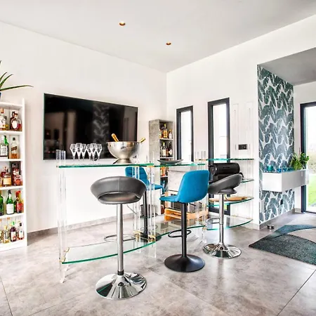 Howard — Jacuzzi, Tranquility & Parking * Ranville