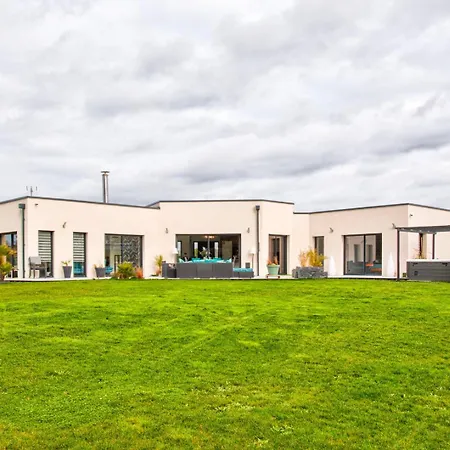 Howard — Jacuzzi, Tranquility & Parking Ranville