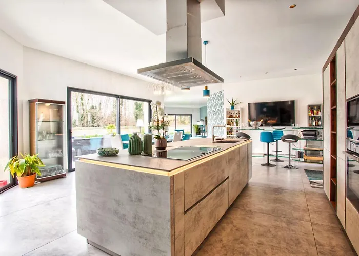 Howard — Jacuzzi, Tranquility & Parking Ranville